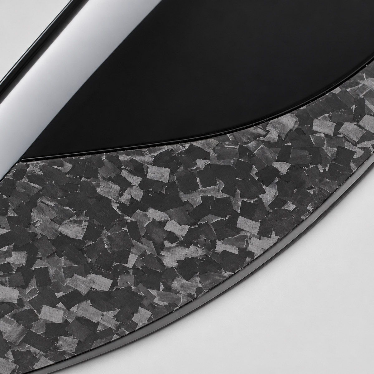 Detail van de gemêleerde rand en het zwarte middenvlak van een STRYDER OCTA motorkappaneel