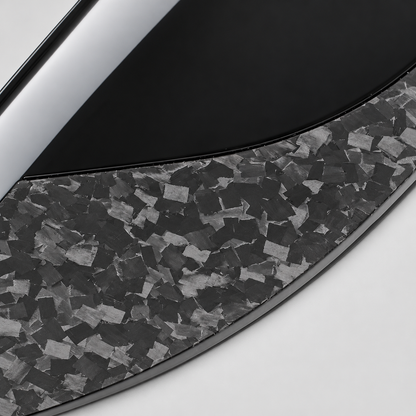 Detail van de gemêleerde rand en het zwarte middenvlak van een STRYDER OCTA motorkappaneel